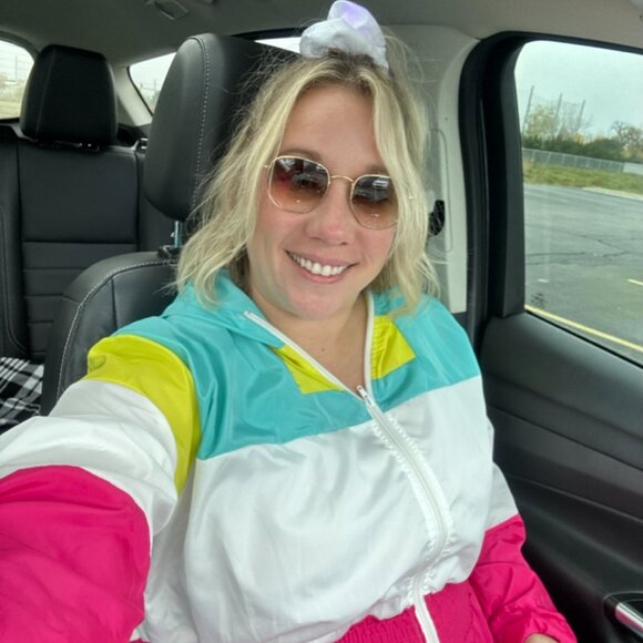 Meet your Posher, Nicole - Picture 2 of 10